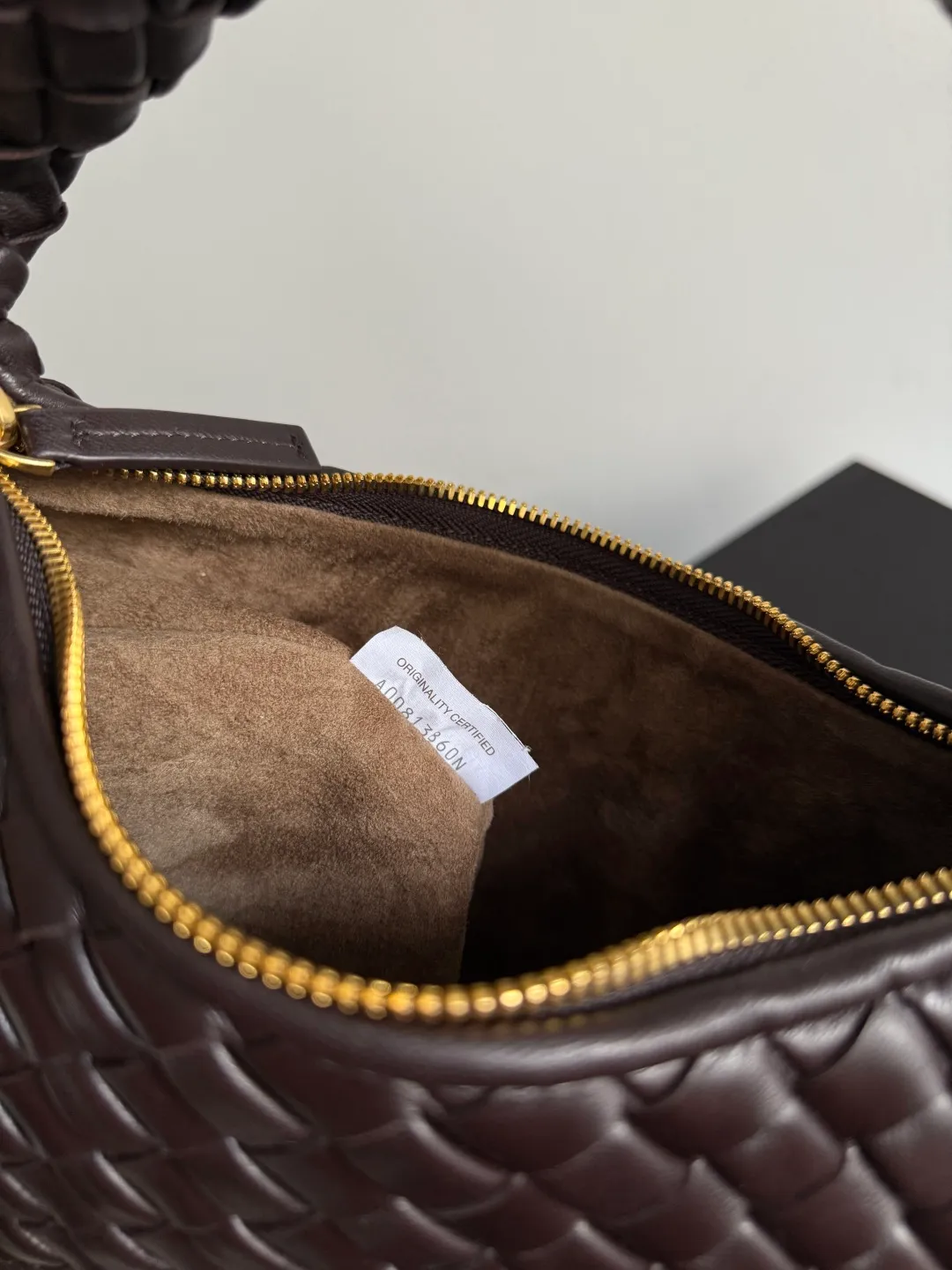 Batch 1720 BV Bottega Veneta's new early spring women's shoulder bag. The soft and delicate Hobo bag in small size is shipped! Many friends are waiting for this bag. It has a round shape and a large capacity. It can hold a 50-fold umbrella inside. Babies with a lot of daily items do not need to worry about the capacity of this bag. It is a practical bag for traveling and commuting. Although it is fluffy, it is soft and comfortable when carried on one shoulder. It has a modern and retro feel. Model No.: 856736 Size: 35*21*5cm